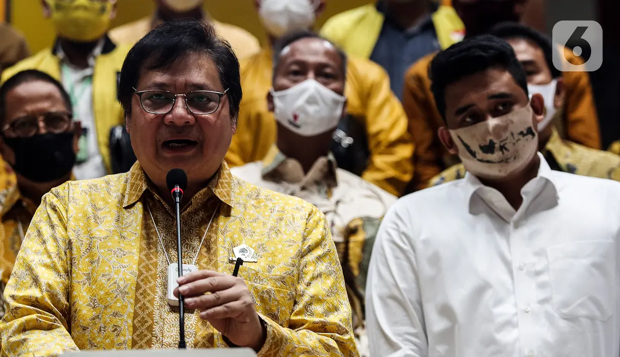 Ketum Partai Golkar Airlangga Hartarto dan Calon Wali Kota Medan Bobby Nasution pada Pilkada 2020 memberikan keterangan di DPP Partai Golkar, Jakarta, Selasa (18/8/2020). Partai Golkar resmi mengusung Bobby Nasution dan Aulia Rahman pada Pilkada Wali Kota Medan 2020. (Liputan6.com/Johan Tallo)