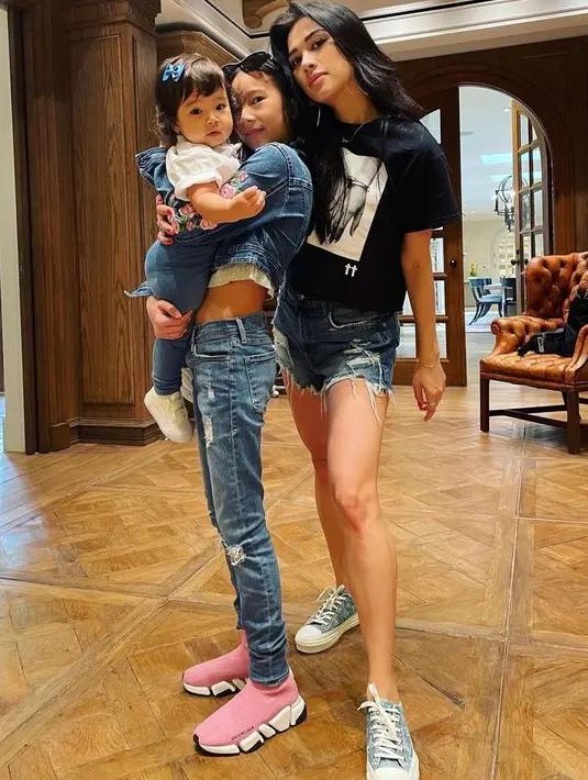 Tampil serba denim, Kierra memadukan cropped denim jacket dengan denim pants. Untuk ukuran remaja, penampilan Kierra cukup glamor, bahkan kerap disebut sebagai sosialita cilik. (Instagram/adindabakrie).