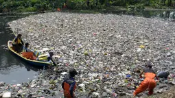 Diperkirakan tumpukan sampah tersebut terjadi sejak awal Januari 2025. (Timur MATAHARI/AFP)