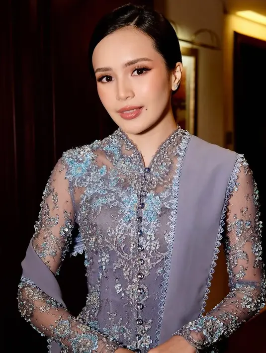 Sebagai pelengkap, Beby menambahkan selendang bernuansa senada yang menjuntai indah, semakin menguatkan pesona anggunnya.  [@bebytsabina].