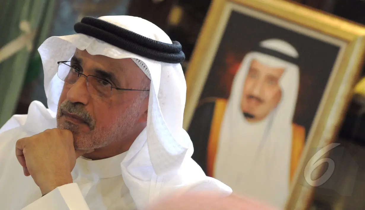 Mustafa Bin Ibrahim Al-Mubarak mendengarkan pertanyaan dalam jumpa persnya terkait serangan Arab Saudi terhadap milisi Houthi di Yaman, di Kediaman Dubes Saudi Arabia, Jakarta, Sabtu (11/04/2015).(Liputan6.com/Andrian M Tunay)