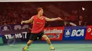 Kento Momata mengembalikan kok ke arah Denmark Jan O Jorgensen asal Denmark di final BCA Indonesia Open Superseries Premier 2015 di Jakarta, Minggu (7/6/2015). Kento menang 16-21, 21-19, 21-7. (Liputan6.com/Andrian M Tunay)
