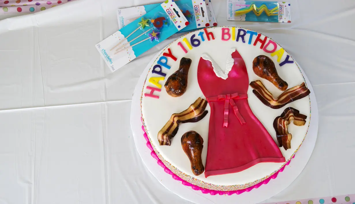 Kue ulang tahun Susannah Mushatt Jones yang dikenal sebagai "Miss Susie" yang ke-116 di Brooklyn borough, New York, 7 Juni 2015. Miss Susie dinobatkan oleh Guinness World Records sebagai wanita tertua di dunia. (REUTERS/Lucas Jackson)