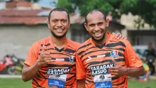 Erol Iba (kiri) dan Ellie Aiboy (kanan) berpose bersama. (Bola.com/Gatot Susetyo)