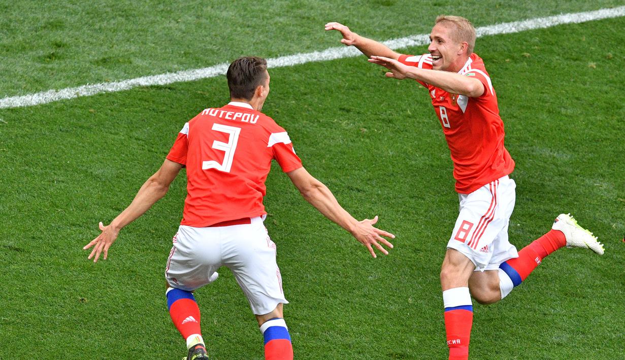 Gelandang Rusia, Yuri Gazinskiy, merayakan gol ke gawang Arab Saudi pada laga Grup A Piala Dunia di Stadion Luzhniki, Moskow, Kamis (15/6/2018). Dirinya merupakan pencetak gol perdana pada Piala Dunia 2018. (AFP/Mladen Antonov)