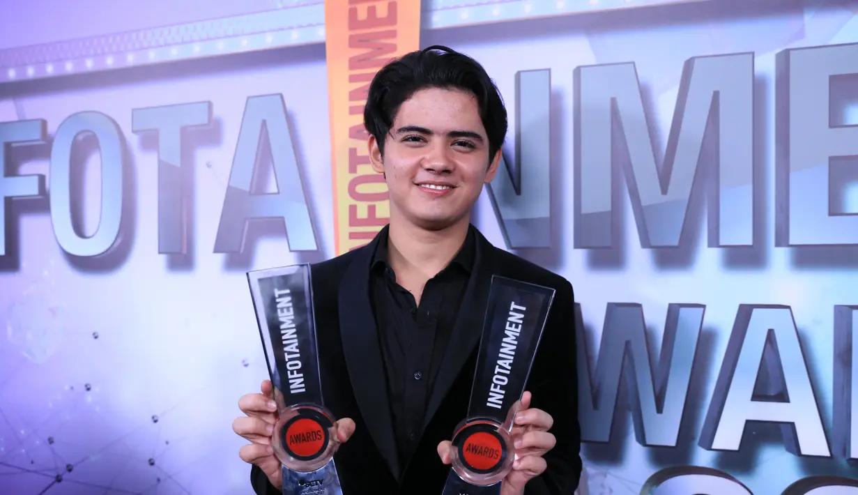 Dalam ajang penghargaan Infotainment Awards 2017 nama pesinetron Aliando Syarief masih berjaya. Dua piala sekaligus diborong oleh pemeran sinetron Ganteng Ganteng Serigala tersebut. (Adrian Putra/Bintang.com)