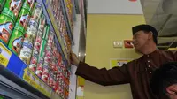 Satgas Pangan Provinsi Jambi akan memusnahkan produk ikan makarel terindikasi cacing. (B Santoso/Liputan6.com)