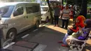 Sejumlah pekerja menunggu minibus plat hitam yang berfungsi sebagai angkutan umum di kawasan Sarinah, Jakarta, Sabtu (27/6/2015). Jasa angkot gelap menjadi favorit di kawasan tersebut karena tarif yang relatif terjangkau. (Liputan6.com/Johan Tallo)
