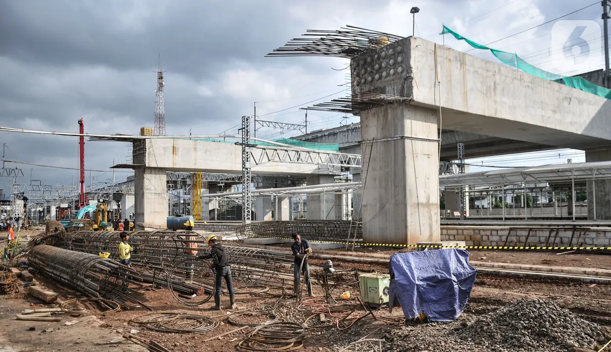 Aktivitas pekerja saat menyelesaikan pembangunan Stasiun Manggarai, Jakarta, Rabu (22/2/2023). Secara keseluruhan, pembangunan akan selesai pada 2025 di mana Stasiun Manggarai akan melayani Kereta Api Jarak Jauh (KAJJ) yang didesain untuk bisa melayani 1,2 juta sampai 2 juta penumpang per hari. (merdeka.com/Iqbal S Nugroho)