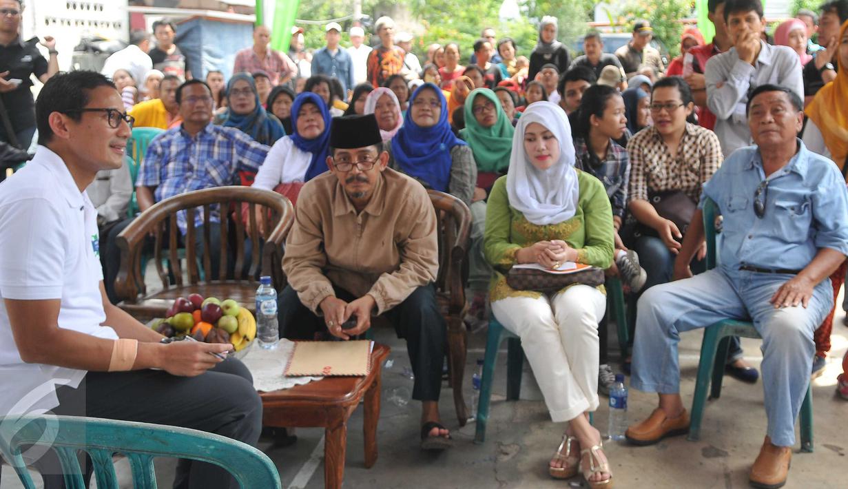 Bakal calon Gubernur DKI Jakarta Sandiaga Uno (kiri) saat berdialog dengan warga Pasar Johar Jakarta, Minggu (24/4/2016). Sandiaga Uno dan berjanji akan membenahi kawasan tersebut serta memberi modal usaha bagi warga. (Liputan6.com/Gempur M Surya)