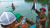 Nelayan sedang menggunakan aplikasi BRImo. (Foto: Istimewa)