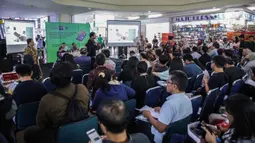 Petugas Kementerian Perdagangan, Kementerian Perindustrian, serta Kementerian Komunikasi dan Informatika memberikan sosialisasi terkait aturan IMEI kepada pedagang handphone di ITC Roxy Mas, Jakarta, Selasa (26/11/2019). (Liputan6.com/Faizal Fanani)