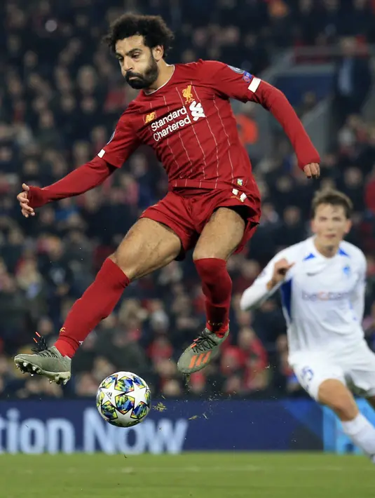 Penyerang Liverpool, Mohamed Salah berusaha mengontrol bola saat bertanding melawan KRC Genk pada pertandingan lanjutan Grup E Liga Champions di Stadion Anfield, Inggris (5/11/2019). Liverpool menang tipis 2-1 atas Genk. (AP Photo/Jon Super)