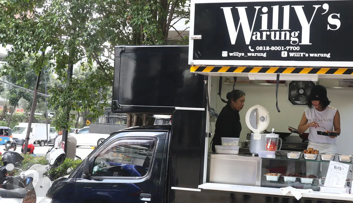 Penyanyi Yuni Shara ketika melayani pembeli pada peresmian usaha makanannya di kawasan Kemang, Jakarta, Senin (18/4). Yuni dan mantan suami Wanda Hamidah, Chico Hakim, membuka bisnis kuliner dengan menu rumahan. (Liputan6.com/Herman Zakharia)
