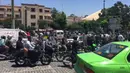 Sejumlah orang berkumpul di depan parlemen Iran di Teheran,  Rabu (7/6). Tiga pria bersenjata dilaporkan melakukan penyerangan di dalam gedung parlemen Iran dengan menggunakan senjata api. (AFP/ATTA KENARE)