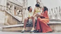 Lihat betapa serasinya keluarga Gading Marten dan Gisella Anastasia. Keindahan gedung-gedung di Milan seakan menjadi penyempurna keharmonisan keluarga Gading dan Gisel. (Foto: instagram.com/gisel_la)