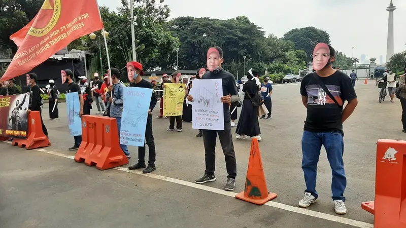 Aksi peringatan Hari Buruh di sekitar Patung Kuda, Jakarta, Sabtu (1/5/2021)