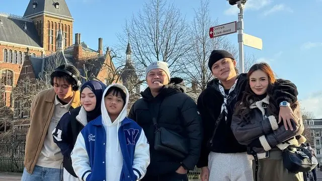 Putri Delina saat ini sedang menikmati masa liburan dengan keluarga di Amsterdam, Belanda