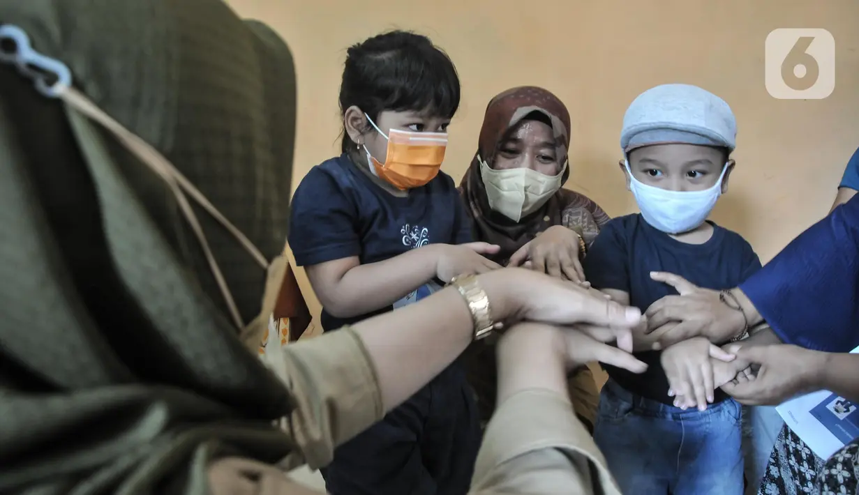 Petugas Promosi Kesehatan Puskesmas Kecamatan Menteng menunjukkan cara mencuci tangan kepada anak-anak saat sosialisasi pencegahan Hepatitis Akut di Rukun Warga 03, Kelurahan Cikini, Jakarta, Senin (23/5/2022). Juru Bicara Kementerian Kesehatan (Kemenkes) Siti Nadia Tarmizi mengatakan, jumlah pasien yang meninggal akibat hepatitis akut dilaporkan bertambah dari tiga orang menjadi lima orang, mayoritas anak-anak usia 1-6 tahun. (merdeka.com/Iqbal S Nugroho)