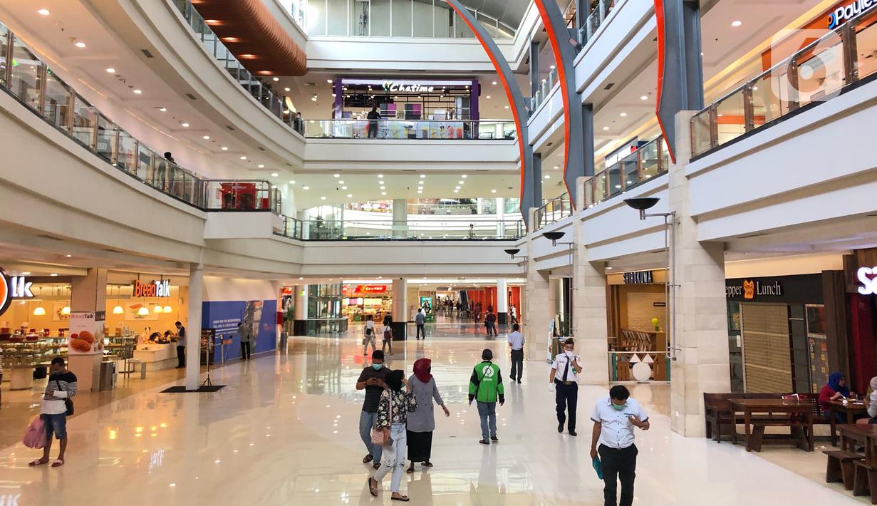 Pengunjung beraktivitas di salah satu pusat perbelanjaan di Depok, Jawa Barat, Rabu (17/6/2020). Mulai 16 Juni 2020, sejumlah pusat perbelanjaan di Kota Depok kembali beroperasi selama masa PSBB proporsional, namun tetap dengan memerhatikan protokol kesehatan. (Liputan6.com/Immanuel Antonius)