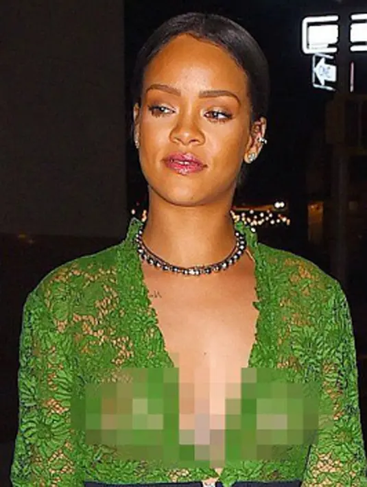 Perilaku penggemar Rihanna memberikan bra tersebut karena sindiran. Sempat beredar kabar bahwa, Rihanna sering tampil tanpa mengenakan bra. Alhasil payudaranya menyembul dari balik pakaiannya. (Dailymail/Bintang.com)
