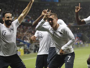 Para pemain Prancis merayakan gol Antoine Griezmann (7) saat melawan Italia pada laga uji coba di Allianz Riviera stadium, Nice, (1/6/2018). Prancis menang 3-1. (AP/Claude Paris)
