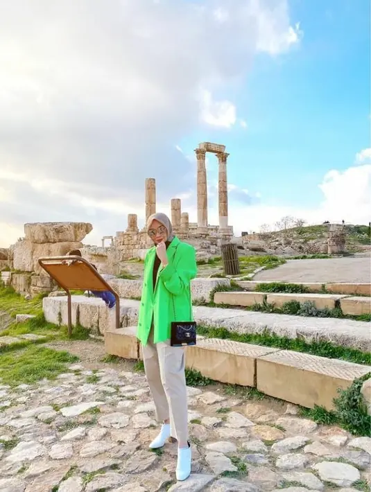 Blazer warna hijau neon juga cocok kamu kombinasikan dengan pants warna beige dan Chelsea boots warna putih. Stylish abis! (Instagram/dssaaksss).