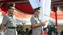Jenderal Tito Karnavian menyampaikan pidato didampingi Jenderal Badrodin Haiti pada upacara sertijab Kapolri di Stadion PTIK, Jakarta, Kamis (14/7). Badrodin Haiti resmi menyerahkan tongkat komando Kapolri kepada Tito Karnavian (Liputan6.com/Helmi Afandi)