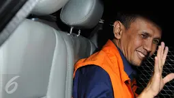 Gubernur Sumatera Utara nonaktif Gatot Pujo Nugroho saat memasuki mobil tahanan di KPK, Jakarta, Jumat (22/1). Gatot diperiksa sebagai tersangka dugaan suap dalam persetujuan Anggaran Pendapatan dan Belanja Daerah Sumut. (Liputan6.com/Helmi Afandi)