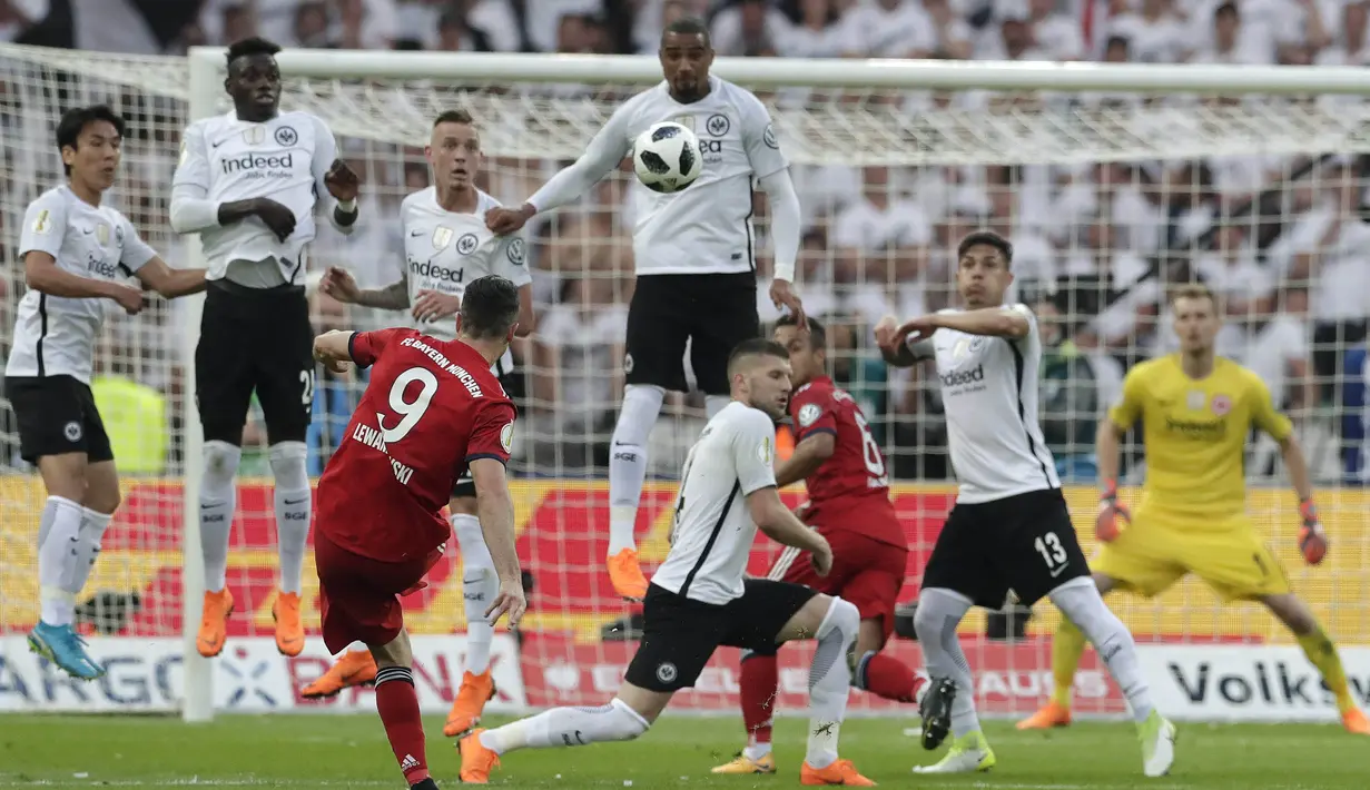 Striker Bayern Munchen, Robert Lewandowski, melakukan tendangan bebas ke gawang Eintracht Frankurt pada laga final  DFB Pokal di Stadion Olympiastadion, Minggu (20/5/2018). Eintracht Frankurt menang 3-1 atas Bayern Munchen. (AP/Michael Sohn)