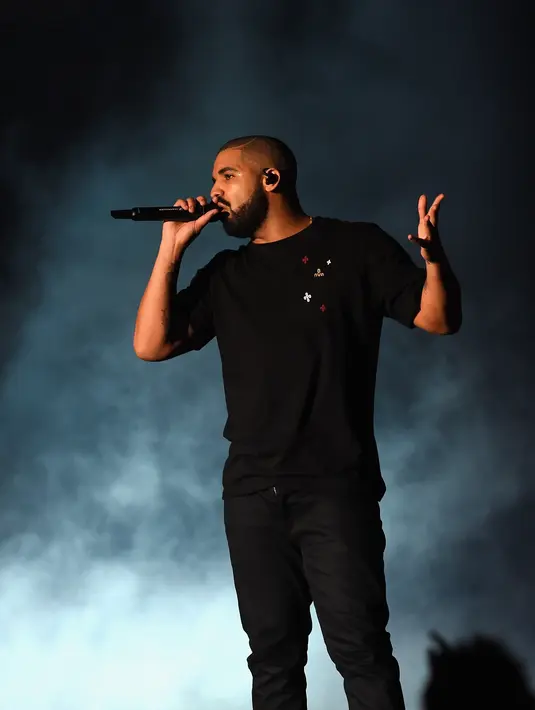 Terlihat tak ada keraguan dan rasa asing diantara keduanya, Drake dan Taylor Swift belum mengkonfirmasi status kedekatan mereka. Hanya saja mereka selalu mengatakan sebagai teman biasa. (AFP/Bintang.com)