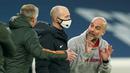 Pelatih Manchester City, Pep Guardiola (kanan) melakukan adu argumen dengan pelatih Manchester United, Ole Gunnar Solskjaer (kiri) dalam pertandingan lanjutan Liga Inggris yang dimenangkan oleh Manchester United. (Foto: AFP/Pool/Dave Thompson)
