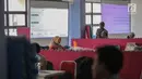 Petugas PPK merekapitulasi hasil penghitungan perolehan suara Pemilu 2019 pada tingkat kecamatan di Gelanggang Remaja Kelapa Gading, Jakarta, Senin (22/4). PPK mulai melakukan rekapitulasi surat suara dari seluruh TPS di tiap kelurahan di daerah tersebut. (Liputan6.com/Faizal Fanani)