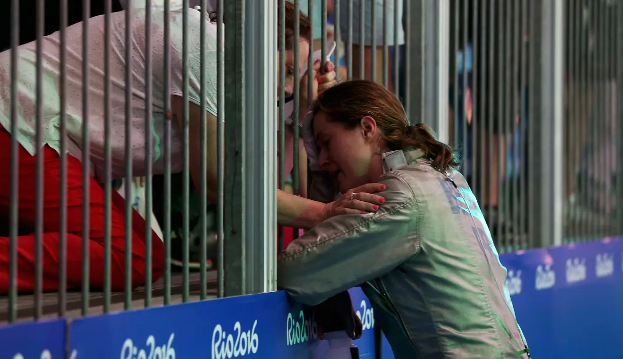 Atlet Anggar asal Prancis, Cecilia Berder menangis setelah kalah pada Olimpiade Rio 2016 di Carioca Arena 3, Rio de Janeiro, Brasil, (13/8). (REUTERS/Issei Kato)