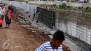 Aktivitas Pekerja proyek menyelesaikan normalisasi Kali Ciliwung di Kelurahan Bukit Duri, Jakarta, (7/1). Meski warga Kelurahan Bukit Duri yang terdampak penggusuran memenangkan gugatan di PTUN Jaksel, proyek tetap dilanjutkan. (Liputan6.com/Johan Tallo)