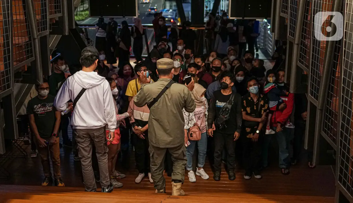 Warga berebut naik ke spot balkon JPOS Phinisi di kawasan Karet, Jakarta, Minggu (20/3/2022). Setiap hari warga ramai sekadar berswafoto dan pesepeda yang menjajal lift guna menyeberang. Tak ayal mengakibatkan kerumunan di atas JPOS Phinisi. (Liputan6.com/Faizal Fanani)