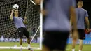 Bintang Real Madrid, Cristiano Ronaldo mengontrol bola dengan kepalanya saat sesi latihan di Millennium Stadium, Cardiff, Wales, (2/6/2017).   (AP/Frank Augstein)