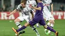 Pemain Tottenham Hotspur, Harry Kane, berusaha melewati pemain Fiorentina, Milan Badelj, dalam leg pertama babak 32 besar Liga Europa di Stadion Artemio Franchi, Italia, Jumat (19/2/2016) dini hari WIB. (AFP/Andreas Solaro)