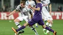 Pemain Tottenham Hotspur, Harry Kane, berusaha melewati pemain Fiorentina, Milan Badelj, dalam leg pertama babak 32 besar Liga Europa di Stadion Artemio Franchi, Italia, Jumat (19/2/2016) dini hari WIB. (AFP/Andreas Solaro)