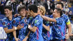 Pemain Jepang Ao Tanaka (kedua kiri) diberi selamat oleh rekan setimnya setelah mencetak gol ke gawang Australia pada pertandingan kualifikasi Grup B Piala Dunia 2022 di Stadion Saitama, Saitama, Jepang, Selasa (12/10/2021). Jepang menang 2-1. (AP Photo/Shuji Kajiyama)