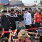 Gubernur Jawa Barat Ridwan Kamil memberikan keteranga pers usai pemakaman Emmeril Kahn Mumtadz di Islamic Center, Cimaung, Kabupaten Bandung, Senin (13/6/2022). (Foto: Liputan6.com/Huyogo Simbolon)