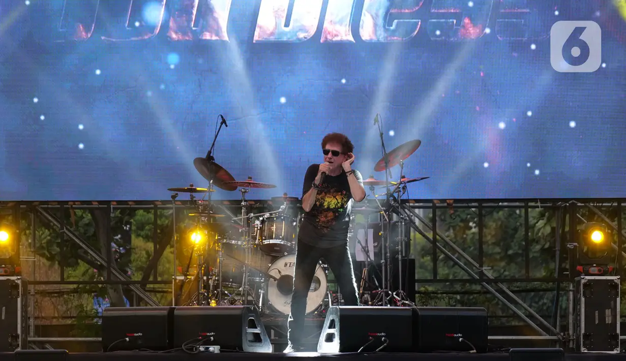 Penampilan Ahmad Albar " God Bless" beraksi pada The 90's Festival di Jakarta, Sabtu (23/11/2019). Dalam penampilannya, God Bless membawakan sejumlah lagu hits seperti Semut Hitam, Panggung Sandiwara, dan Rumah Kita. (Liputan6.com/Herman Zakharia)