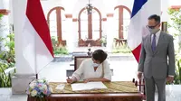 Wamenlu RI, Mahendra Siregar mengeratkan kerja sama dengan Menteri Kelautan Prancis, Annick Girardin dalam bidang maritim demi pembangunan ekonomi bersama. (Dok: Kemlu RI)
