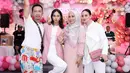 Tempat acara didominasi dengan nuansa pink dan putih. Balon-balon menghiasi berbagai ukuran yang juga dominasi warna merah dan putih menghiasi panggung. Tampak hadir juga penyanyi Lucky Resha dan Rini Yulianti yang juga mengenakan dress code merah muda. [Instagram/amingisback/rahulgobeltukangphoto]