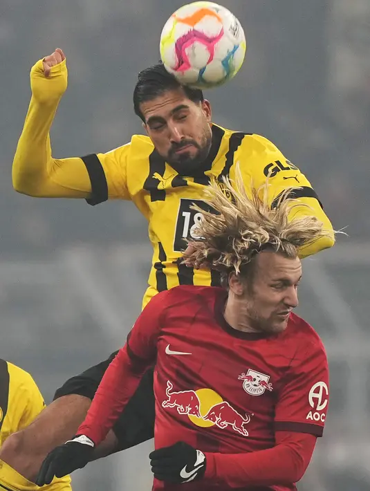 Gelandang Borussia Dortmund, Emre Can berebut bola dengan gelandang RB Leipzig, Emil Forsberg dalam laga pekan ke-23 Bundesliga atau Liga Jerman 2022/2023 di Signal Iduna Park, Sabtu (4/3/2023) dini hari WIB. Sementara tim tamu Leipzig hanya mencetak satu gol saja berkat aksi Emil Forsberg (74’). (AP Photo/Martin Meissner)