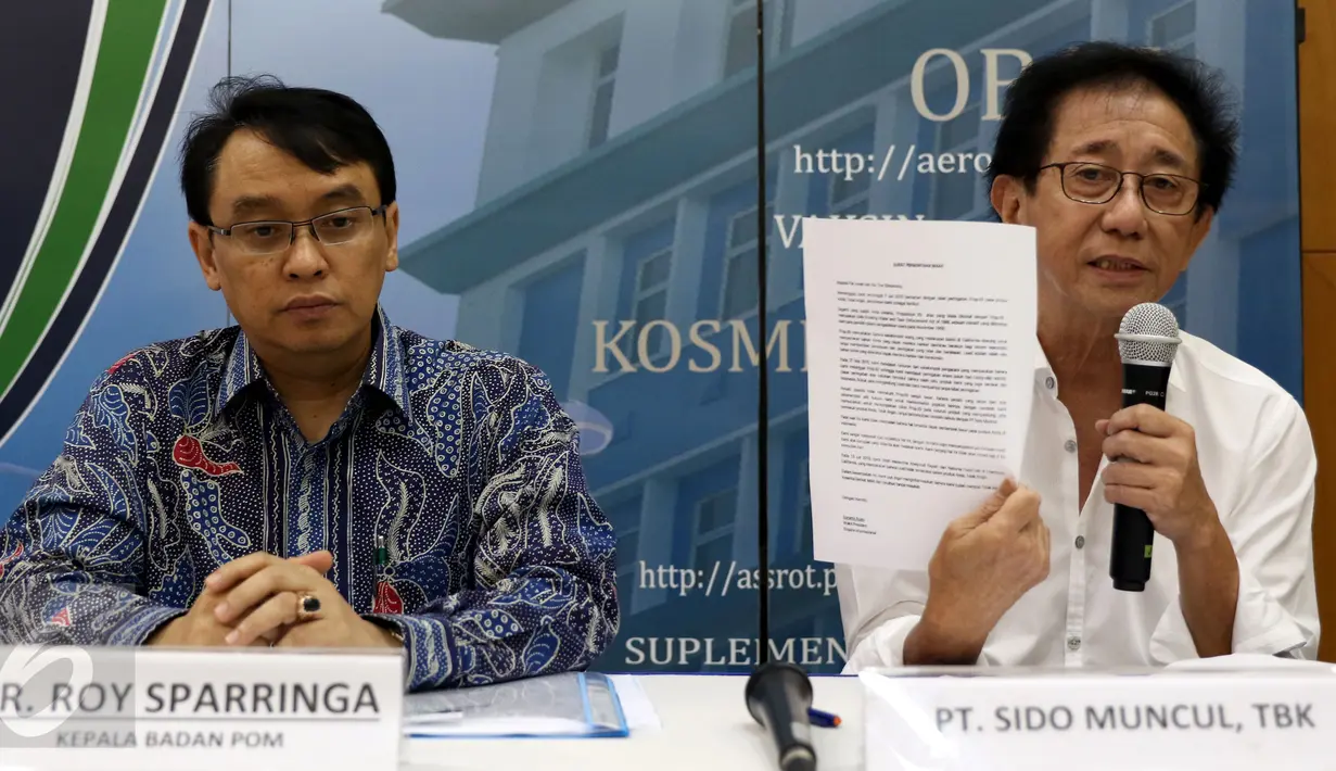 Direktur PT Sido Muncul, Irwan Hidayat (kanan) mengklarifikasi produk Sido Muncul yang diberi label 'Prop 65 Warning' oleh Negara Bagian California, Jakarta, Kamis (14/8/2015). BPOM menyatakan produk Tolak Angin aman dikonsumsi.(Liputan6.com/Yoppy Renato)