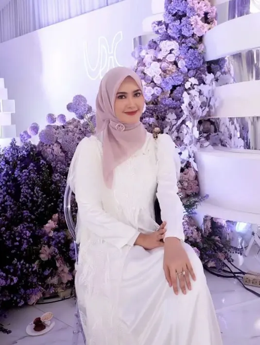 Ia kembali hadir di fashion show mengenakan dress putih panjang dipadukan kerudung segi empat ungunya.  Credit: (@lisyanurrahmii)