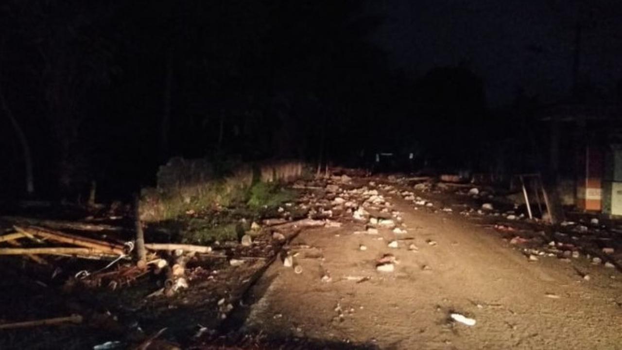Tampak reruntuhan di jalan usai Tsunami Anyer. Dok Indira Rezkisari