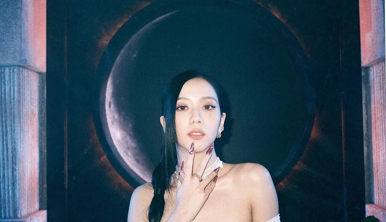Jisoo Blackpink di lokasi syuting Pink Love. (Foto: Instagram/ sooyaaa__)