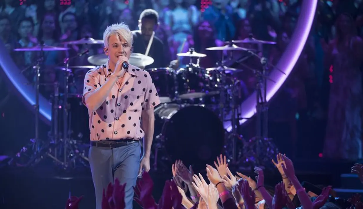 Lewat akun Instagramnya, Charlie Puth pun menunjukkan warna rambut barunya tersebut. (Getty Images/Cosmopolitan)